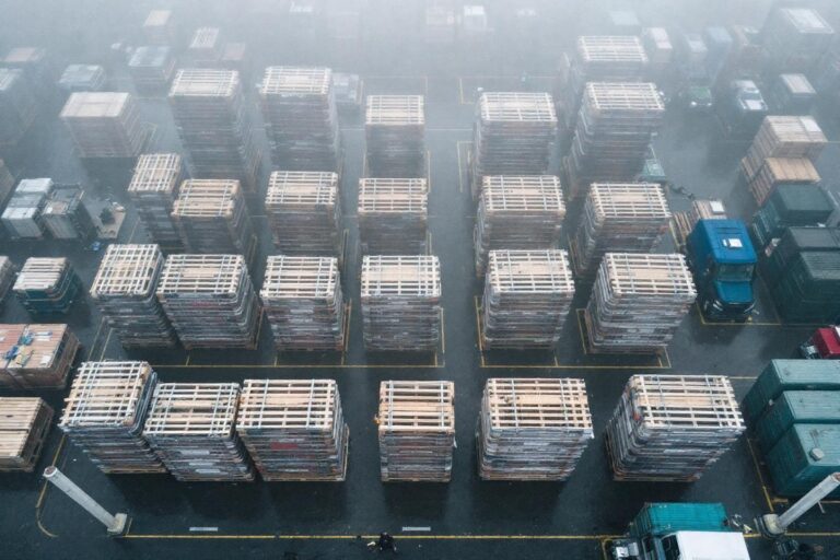 Combien de palettes dans un camion : guide complet 2025